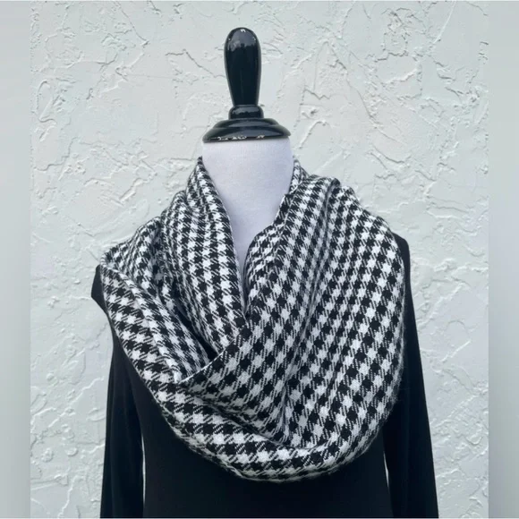 NWT Black & White Infinity Scarf With Hidden Zip Pocket - Picture 4 of 8